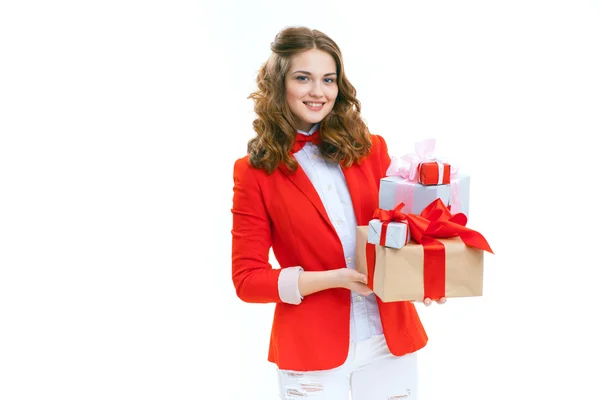 Vrolijke vrouw met een doos met cadeau — Stockfoto