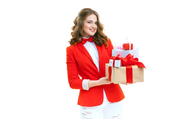 Vrolijke vrouw met een doos met cadeau — Stockfoto
