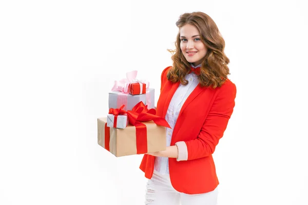 Vrolijke vrouw met een doos met cadeau — Stockfoto