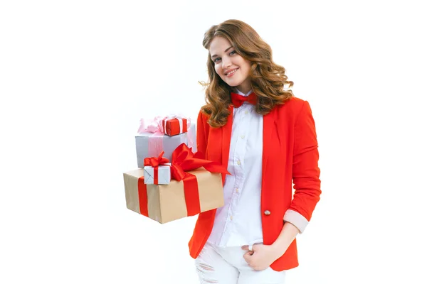 Joyeuse femme tenant une boîte avec un cadeau — Photo