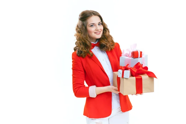 Vrolijke vrouw met een doos met cadeau — Stockfoto