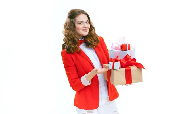 Donna gioiosa in possesso di una scatola con regalo Fotografia Stock