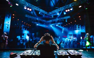 DJ gece Kulüp partisinde kulaklıklarla