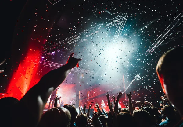 Animateure legen in Nachtclub für Menschenmenge auf — Stockfoto