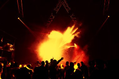 gece kulübü parti olay konser aşamasında insan kalabalığı ile