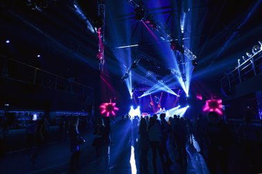 sahnede insanların kalabalık ile gece kulübü parti olay rave festivali