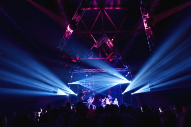 sahnede insanların kalabalık ile gece kulübü parti olay festivali