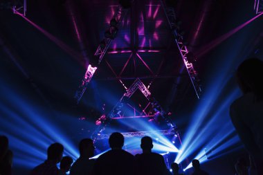 sahnede insanların kalabalık ile gece kulübü parti rave konser