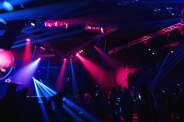 gece kulübü parti olay konser aşamasında insan kalabalığı ile