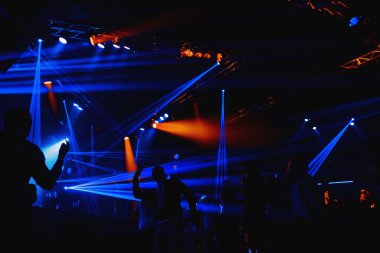 gece kulübü parti olay konser aşamasında insan kalabalığı ile
