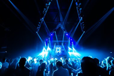 gece kulübü parti olay konser aşamasında insan kalabalığı ile