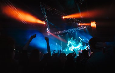 gece kulübü parti olay konser aşamasında insan kalabalığı ile