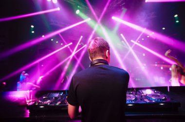 DJ gece kulübü parti olay konserinde aşamasında insan kalabalığı