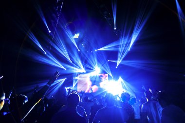 gece kulübü parti olay konser aşamasında insan kalabalığı ile