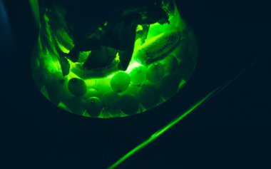 kasede yeşil ışık ve meyve ile nargile nargile