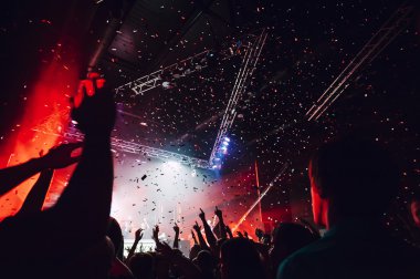 sahnede insanların kalabalık ile gece kulübü parti olay festivali