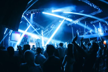 sahnede insanların rave kalabalık ile gece kulübü parti olay konseri