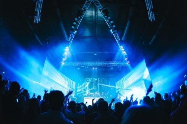 gece kulübü parti olay konser aşamasında insan kalabalığı ile