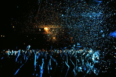gece kulübü parti olay konser aşamasında insan kalabalığı ile