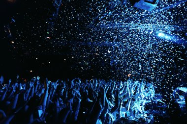 gece kulübü parti olay konser aşamasında insan kalabalığı ile