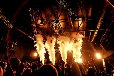 gece kulübü parti olay festival kalabalık duman ve insanlar ile