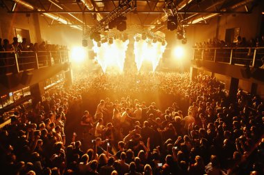 gece kulübü parti olay konser aşamada insan kalabalığı ile rave