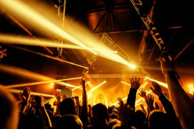 gece kulübü parti olay konser aşamasında insan kalabalığı ile