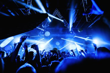 gece kulübü parti olay konser aşamasında insan kalabalığı ile
