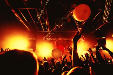 gece kulübü parti olay konser aşamasında insan kalabalığı ile