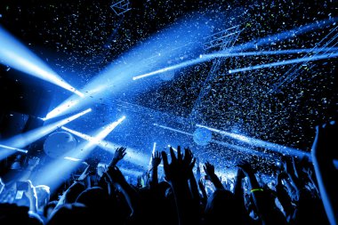 gece kulübü parti olay konser aşamasında insan kalabalığı ile
