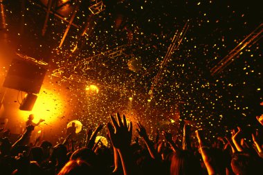 gece kulübü parti olay konser aşamasında insan kalabalığı ile