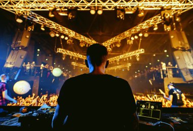 DJ gece kulübü parti olay konserinde aşamasında insan kalabalığı