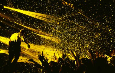 gece kulübü parti olay konser aşamasında insan kalabalığı ile