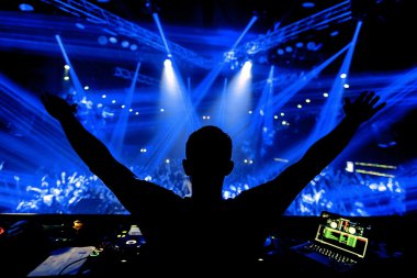 DJ gece kulübü parti olay konserinde aşamasında insan kalabalığı