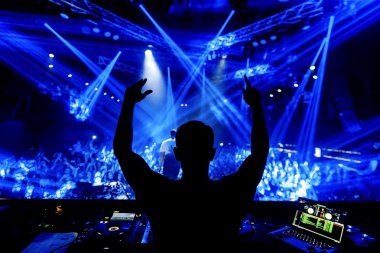 DJ gece kulübü parti olay konserinde aşamasında insan kalabalığı