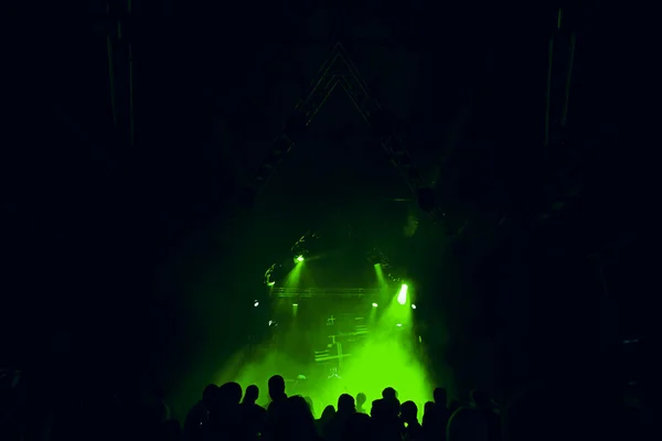 Concierto fiesta club nocturno con multitud de personas en el escenario — Foto de Stock