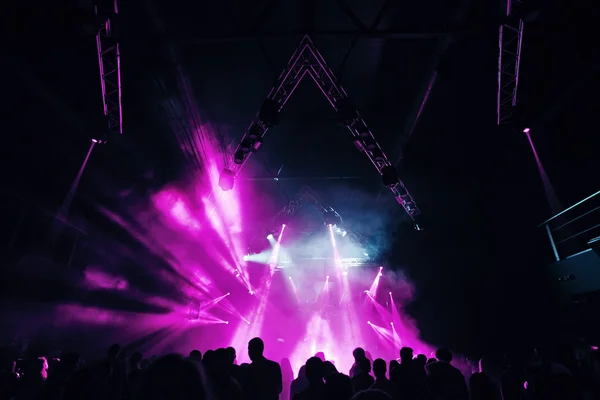 Festival de eventos de festa de boate com multidão de pessoas no palco — Fotografia de Stock