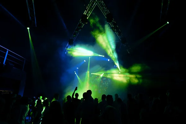 Concerto di musica da night club con folla di persone sul palco — Foto Stock