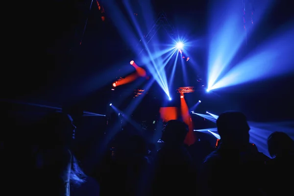 Night Club Party Event muziekfestival met menigte van mensen op het podium — Stockfoto