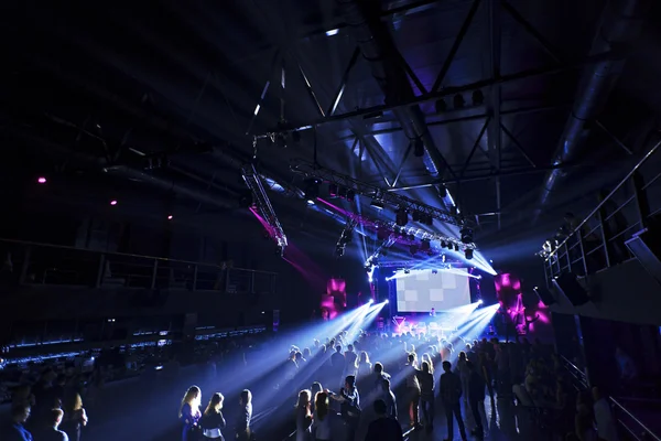 Нічний клуб вечірка подія концерт з натовпом людей на сцені — стокове фото