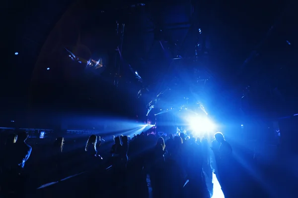 Fiesta de club nocturno festival con multitud de personas en el escenario — Foto de Stock