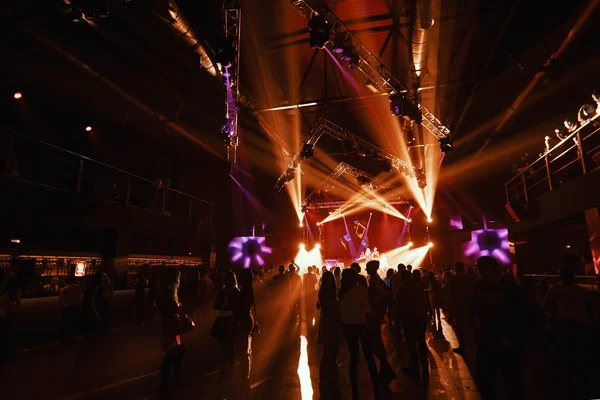 Night club party event konsert med skara människor på scenen — Stockfoto