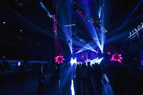 Éjszakai klub Party rendezvény rave fesztivál a tömeg az emberek a színpadon — Stock Fotó