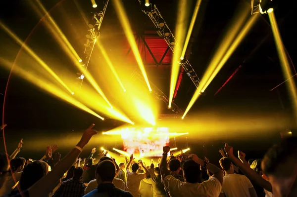 Night club party evento concerto con folla di persone sul palco — Foto Stock