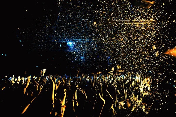 Éjszakai klub Party rendezvény fesztivál a tömeg az emberek és konfetti a színpadon — Stock Fotó