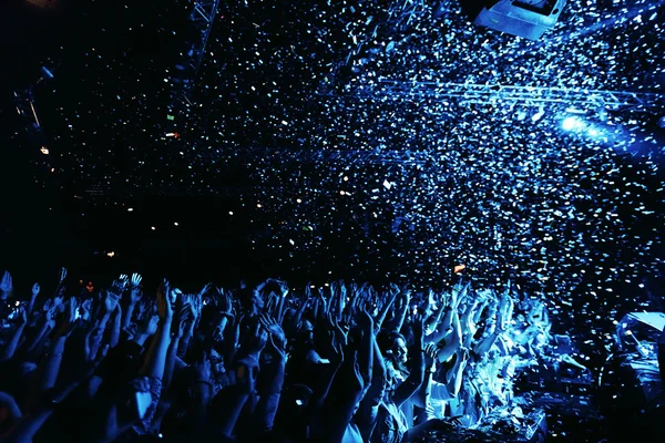 Концерт вечеринок в ночном клубе с толпой людей на сцене — стоковое фото
