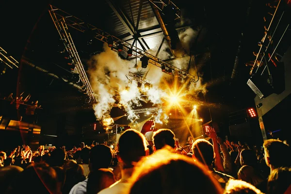 段階で人々 の群衆の中に夜のクラブのパーティー イベント コンサート — ストック写真
