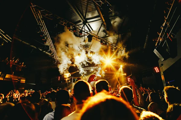 Concerto de festa de boate com multidão de pessoas no palco — Fotografia de Stock