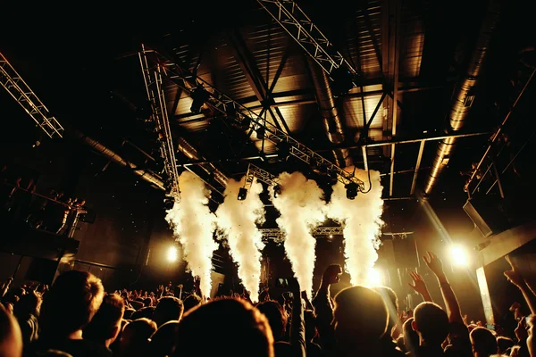 Concerto de festa de boate com multidão de pessoas e fumaça — Fotografia de Stock