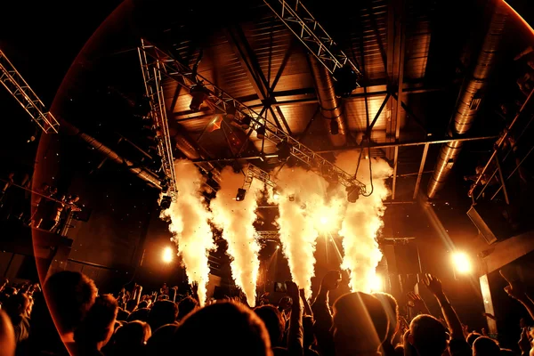 Fiesta de club nocturno festival con multitud de personas y humo — Foto de Stock